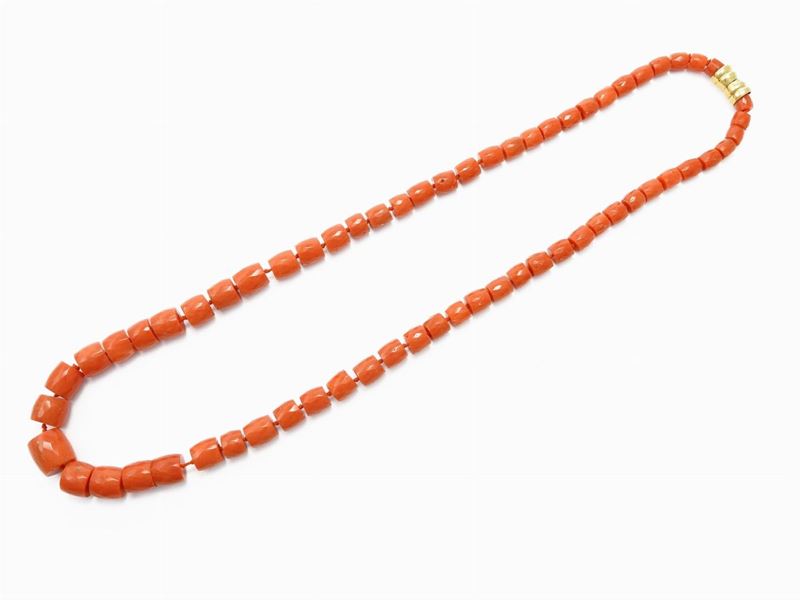 Collana di Corallo Rosso Aranciato Scalare con Fermezza in Oro Giallo