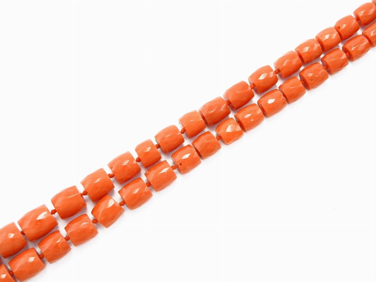 Collana di Corallo Rosso Aranciato Scalare con Fermezza in Oro Giallo