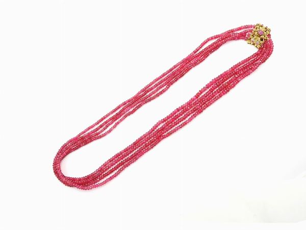 Collana a quattro fili di spinello rosso con fermezza in oro giallo e rubini