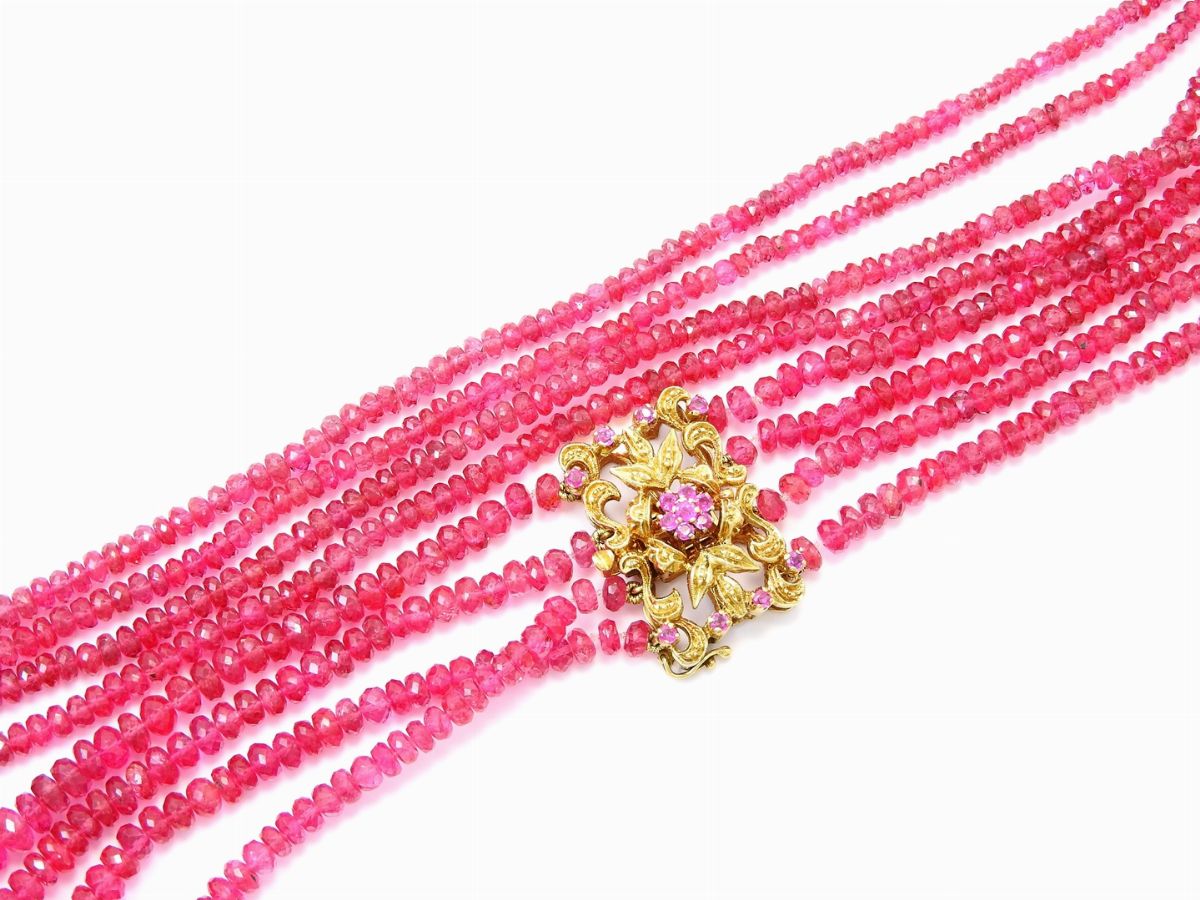 Collana a Quattro Fili di Spinello Rosso con Fermezza in Oro Giallo e Rubini