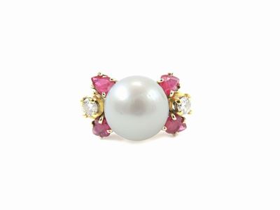 Anello in Oro Giallo con Diamanti, Rubini e Perla Coltivata South Sea