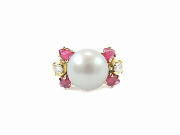 Yellow gold ring with diamonds, rubies and South Sea cultured pearl