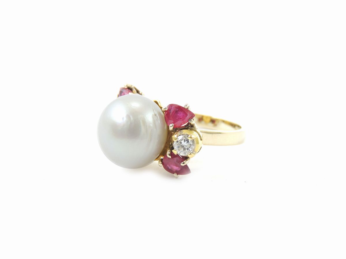 Anello in Oro Giallo con Diamanti, Rubini e Perla Coltivata South Sea