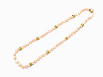 Collana Scalare di Corallo Rosa con Inserti e Fermezza in Oro Giallo
