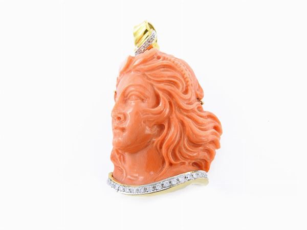 Yellow gold pendant with diamonds and carved coral