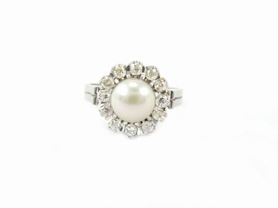 Anello a Margherita in Oro Bianco con Diamanti e Perla Coltivata Akoya