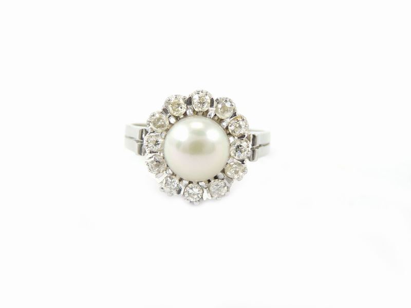 Anello a Margherita in Oro Bianco con Diamanti e Perla Coltivata Akoya