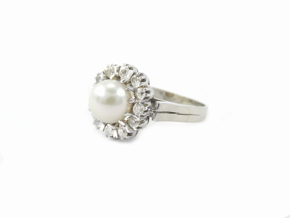 Anello a Margherita in Oro Bianco con Diamanti e Perla Coltivata Akoya