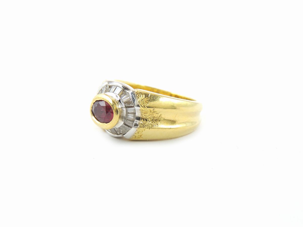 Anello in Oro Giallo e Bianco con Diamanti e Rubino