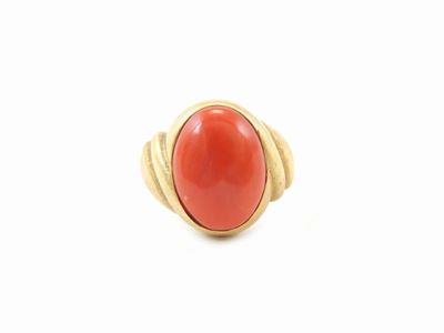Anello in Oro Giallo con Corallo Rosso
