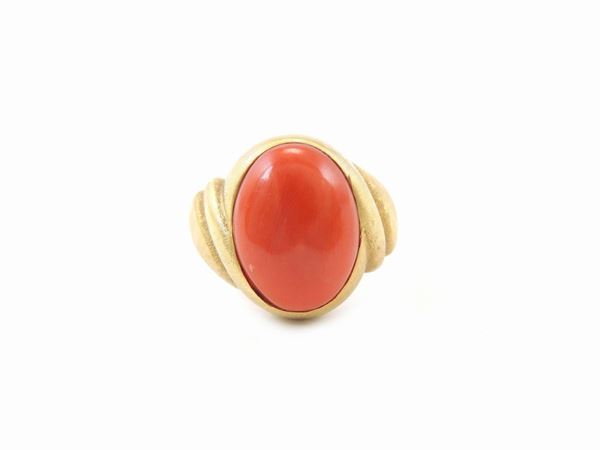 Anello in oro giallo con corallo rosso