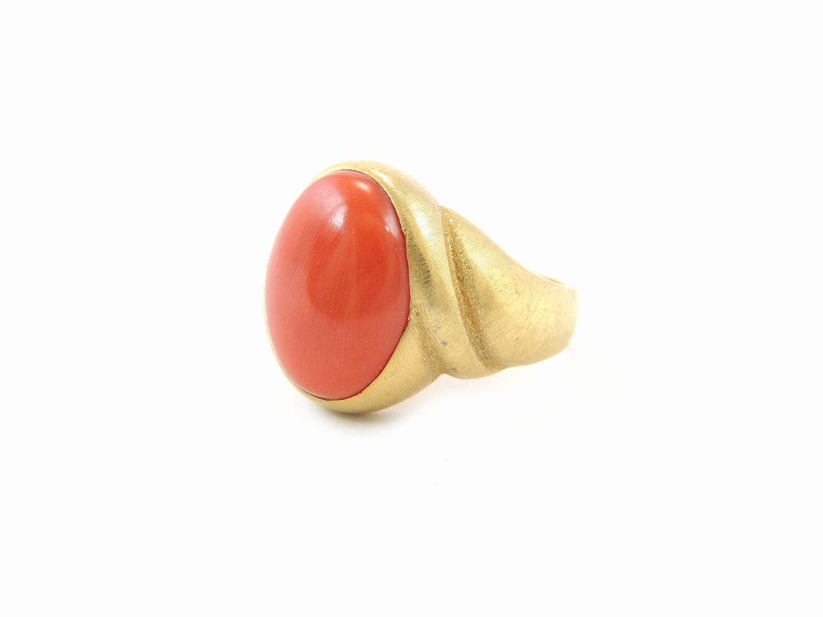 Anello in Oro Giallo con Corallo Rosso