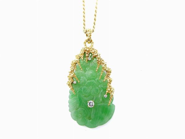 Yellow gold rope links chain and pendant with carved jade and diamonds