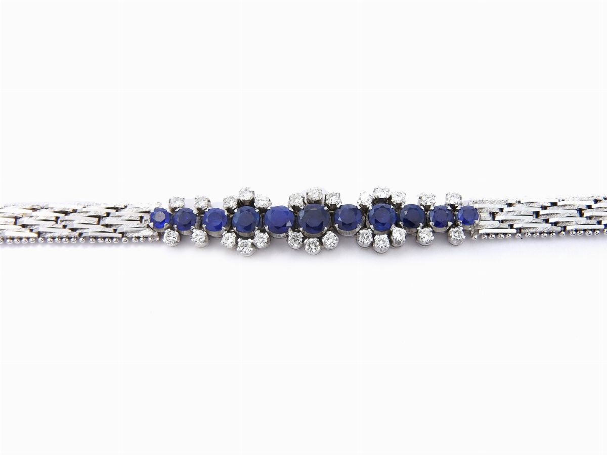 Bracciale a Maglia Morbida in Oro Bianco, Diamanti e Zaffiri