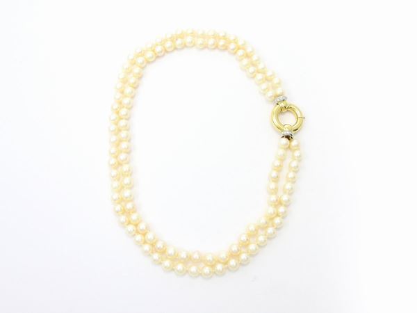 Collana a due fili di perle coltivate Akoya, fermezza ad anello in oro giallo e bianco con diamanti