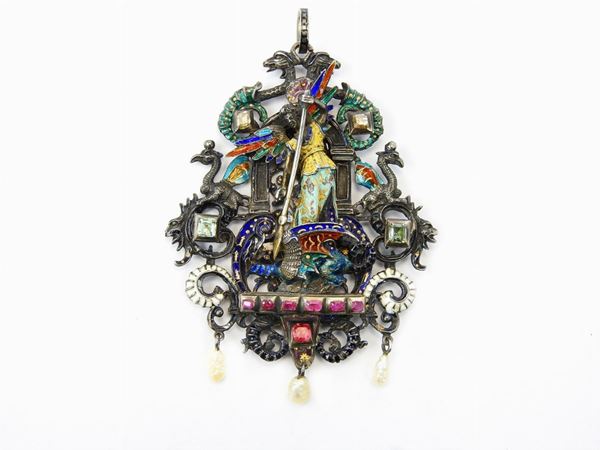 Antico pendente in argento, oro giallo, smalti policromi, diamanti, rubini e smeraldi