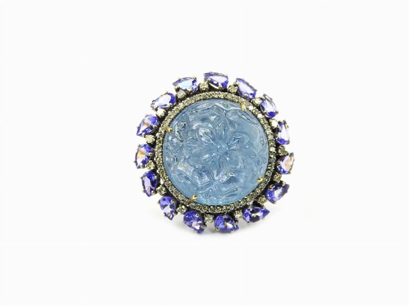 Anello in Oro Bianco e Giallo 585/1000 con Diamanti, Tanzaniti e Acquamarina Incisa
