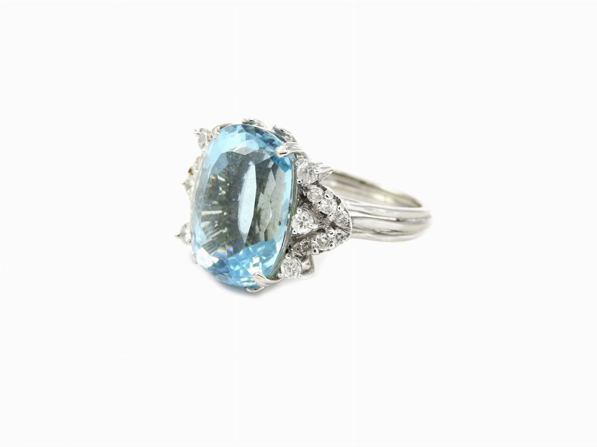 Anello in Oro Bianco con Diamanti e Acquamarina