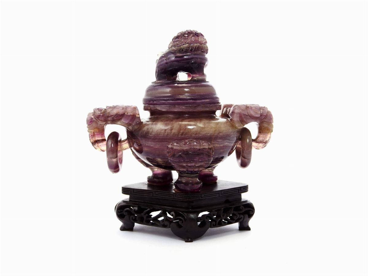 Vaso con Coperchio in Fluorite su Base in Legno Lavorata