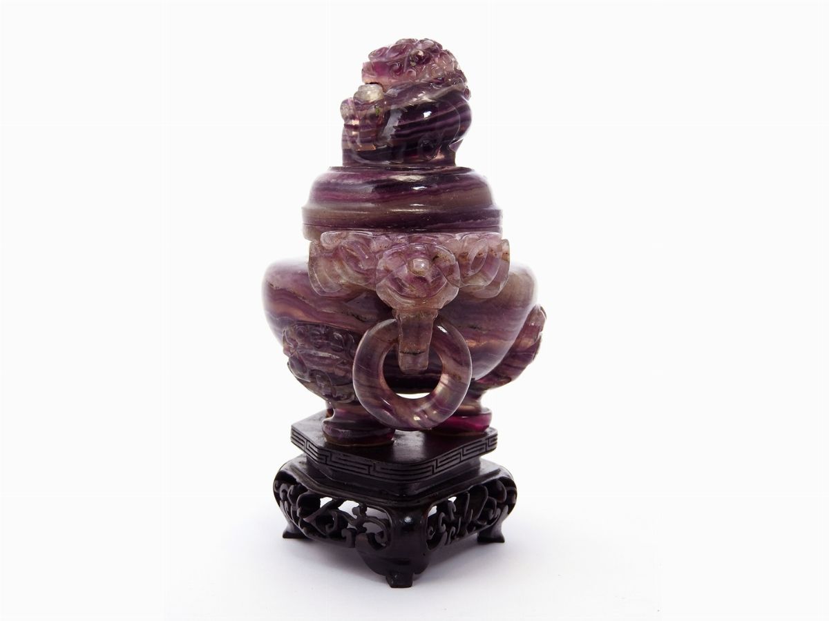 Vaso con Coperchio in Fluorite su Base in Legno Lavorata