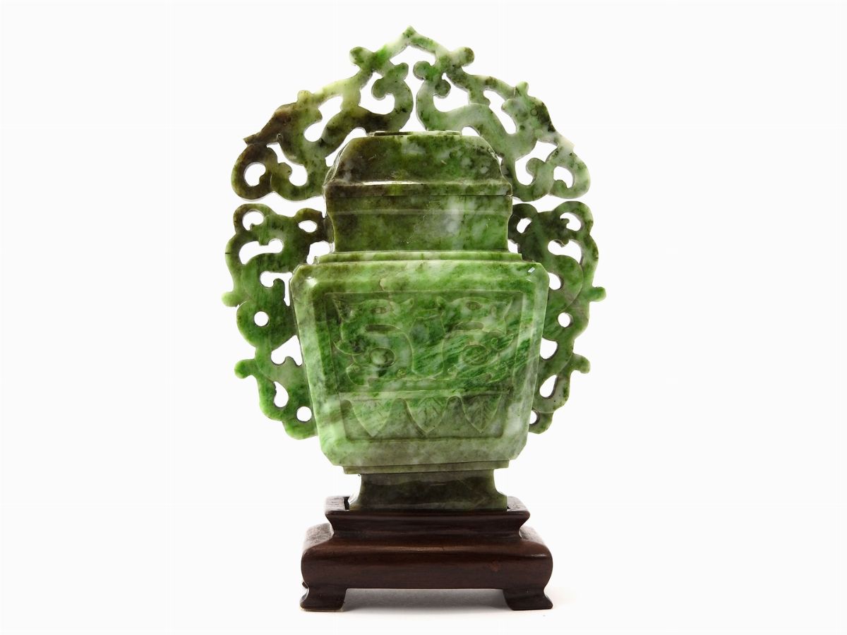 Vaso con Coperchio in Giada Bianco Verde su Base in Legno Lavorata