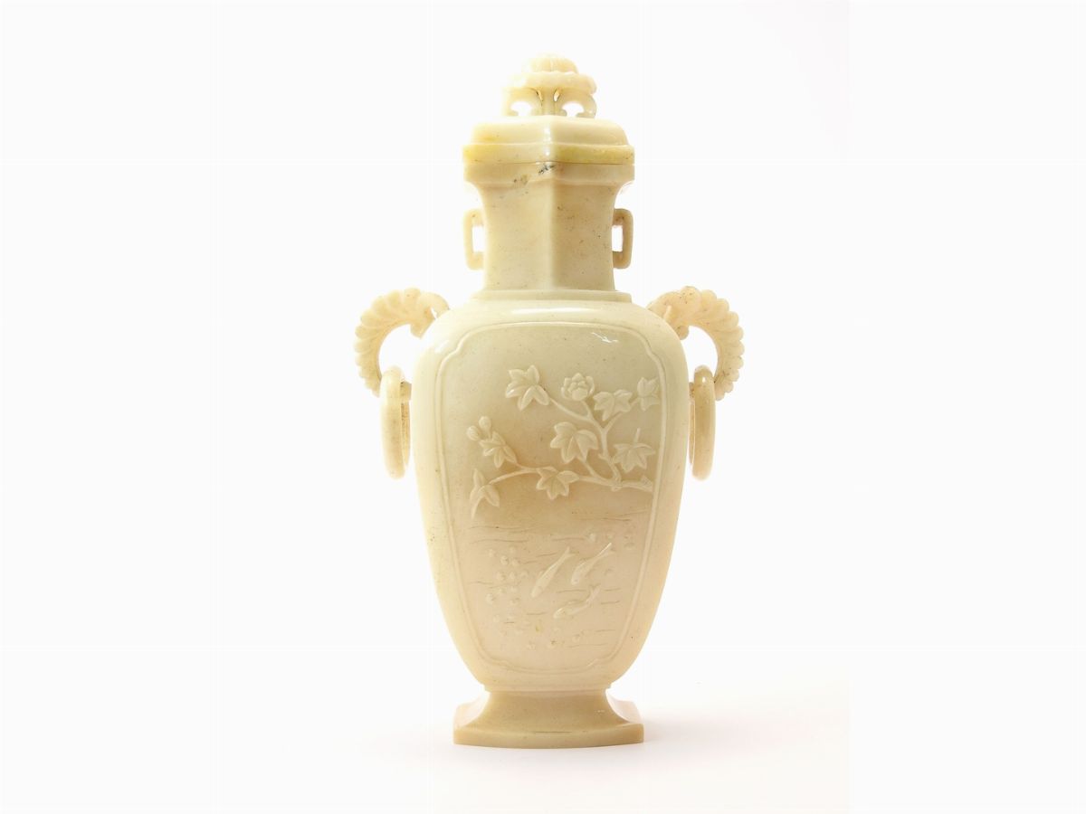 Vaso con Coperchio in Quarzite su Base in Legno Lavorato