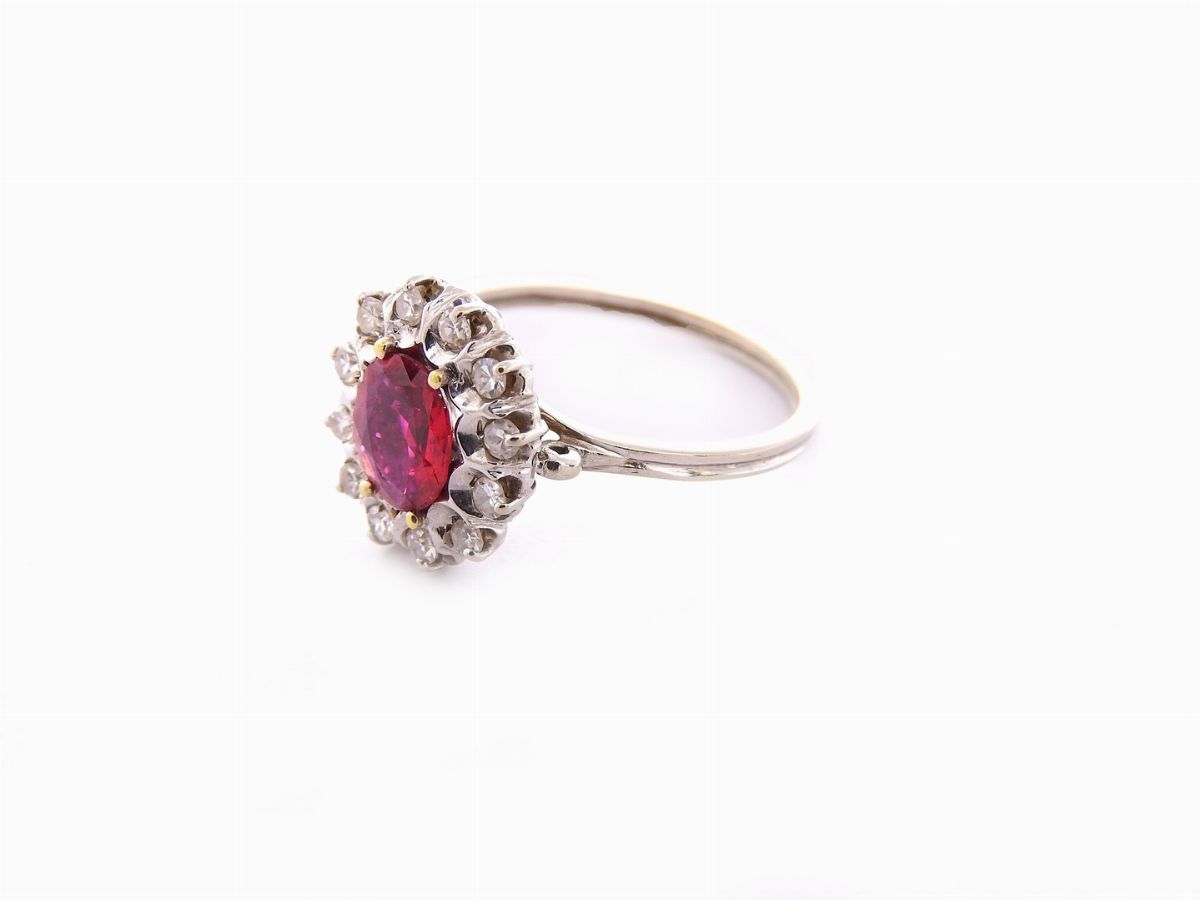 Anello a Margherita in Oro Bianco, Diamanti e Rubino