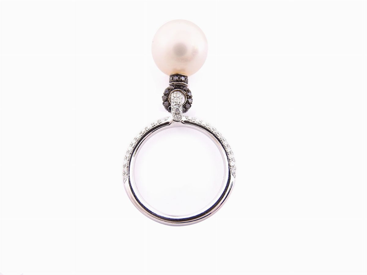 Anello in Oro Bianco con Diamanti e Perla Coltivata South Sea