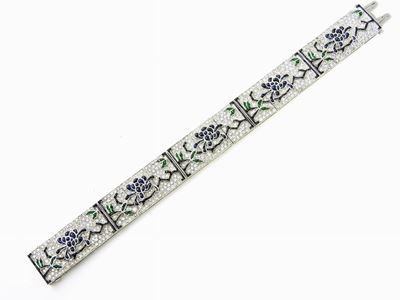Bracciale a Cinque Piastre in Platino con Diamanti, Zaffiri, Smeraldi e Onici
