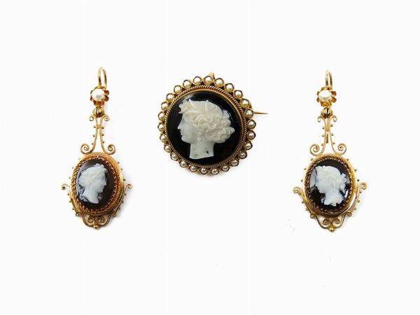 Demi parure of yellow gold Muffat-Joly brooch and earrings with half pearls and onyx cameos
