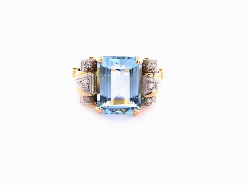 Anello in Oro Giallo e Bianco con Diamanti e Acquamarina