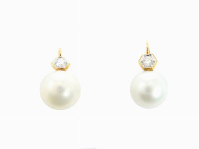 Orecchini in Oro Giallo con Diamanti e Perle Coltivate South Sea