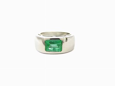 Anello a Fascia in Platino con Smeraldo