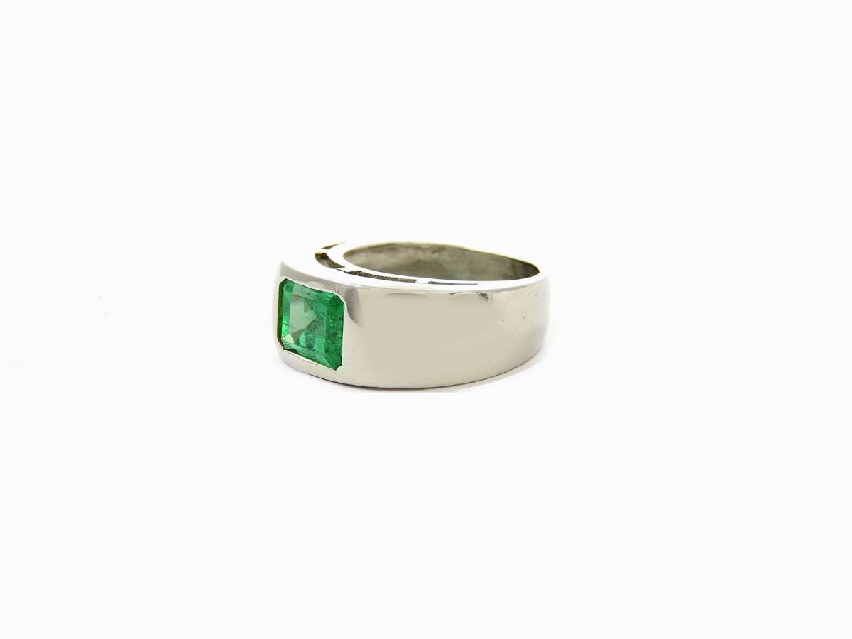 Anello a Fascia in Platino con Smeraldo