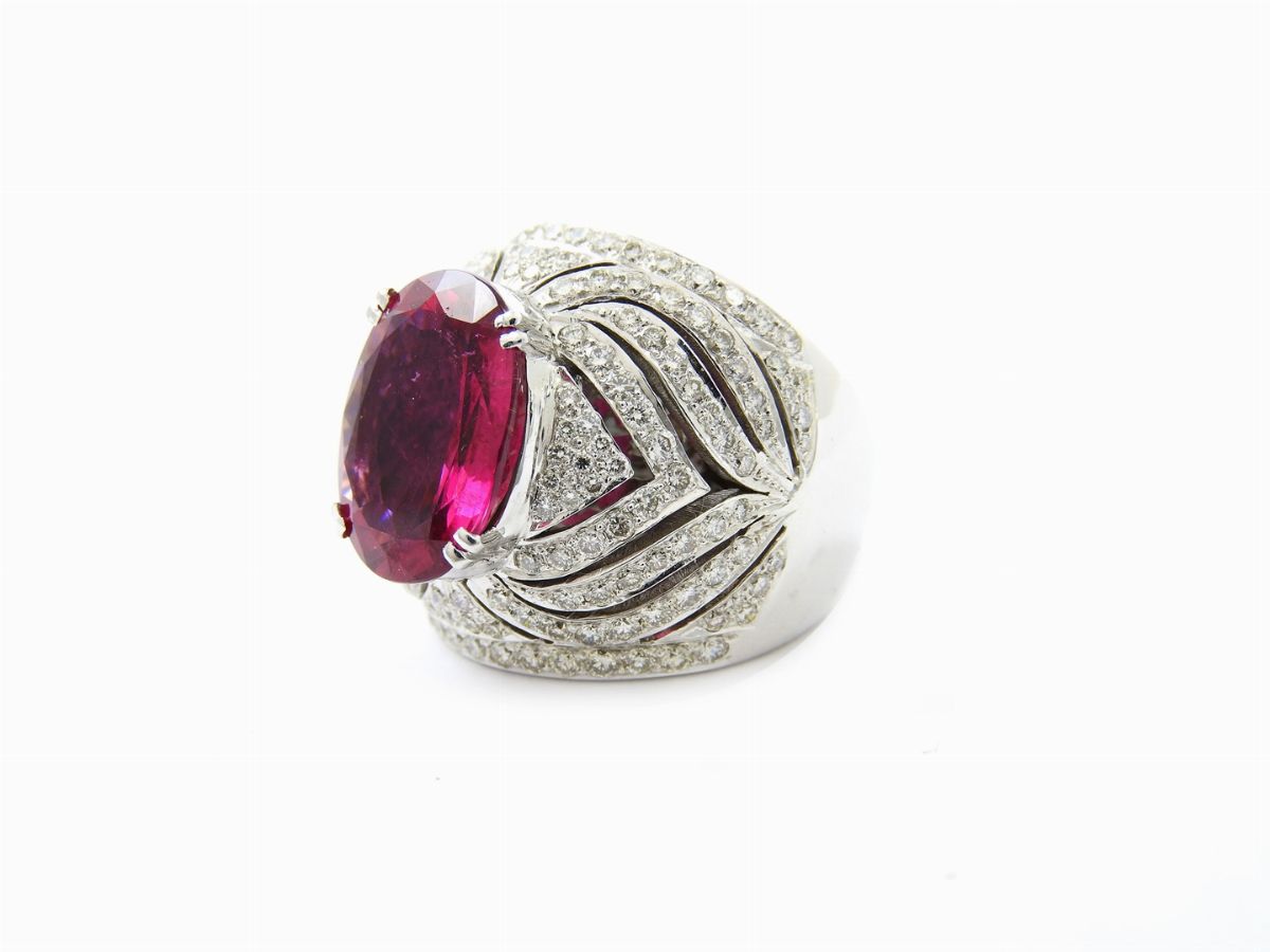 Anello a Fascione in Oro Bianco con Diamanti e Tormalina Rubellite