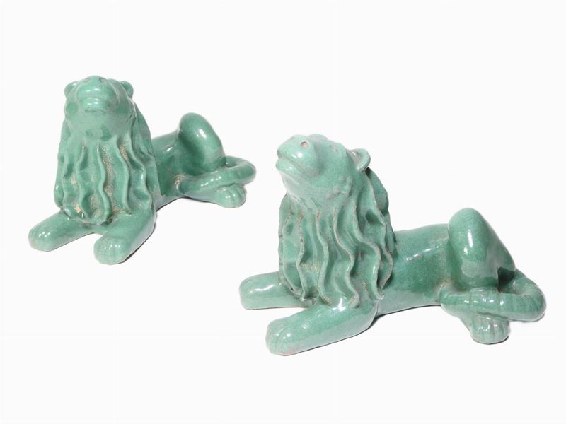 Coppia di Figure in Terracotta Invetriata Verde