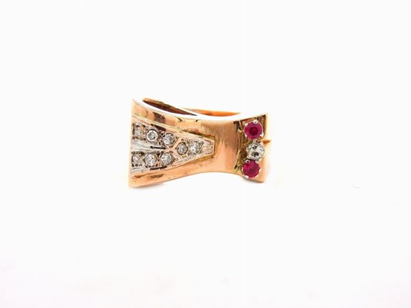 Anello in oro rosa e bianco con diamanti e pietre rosse