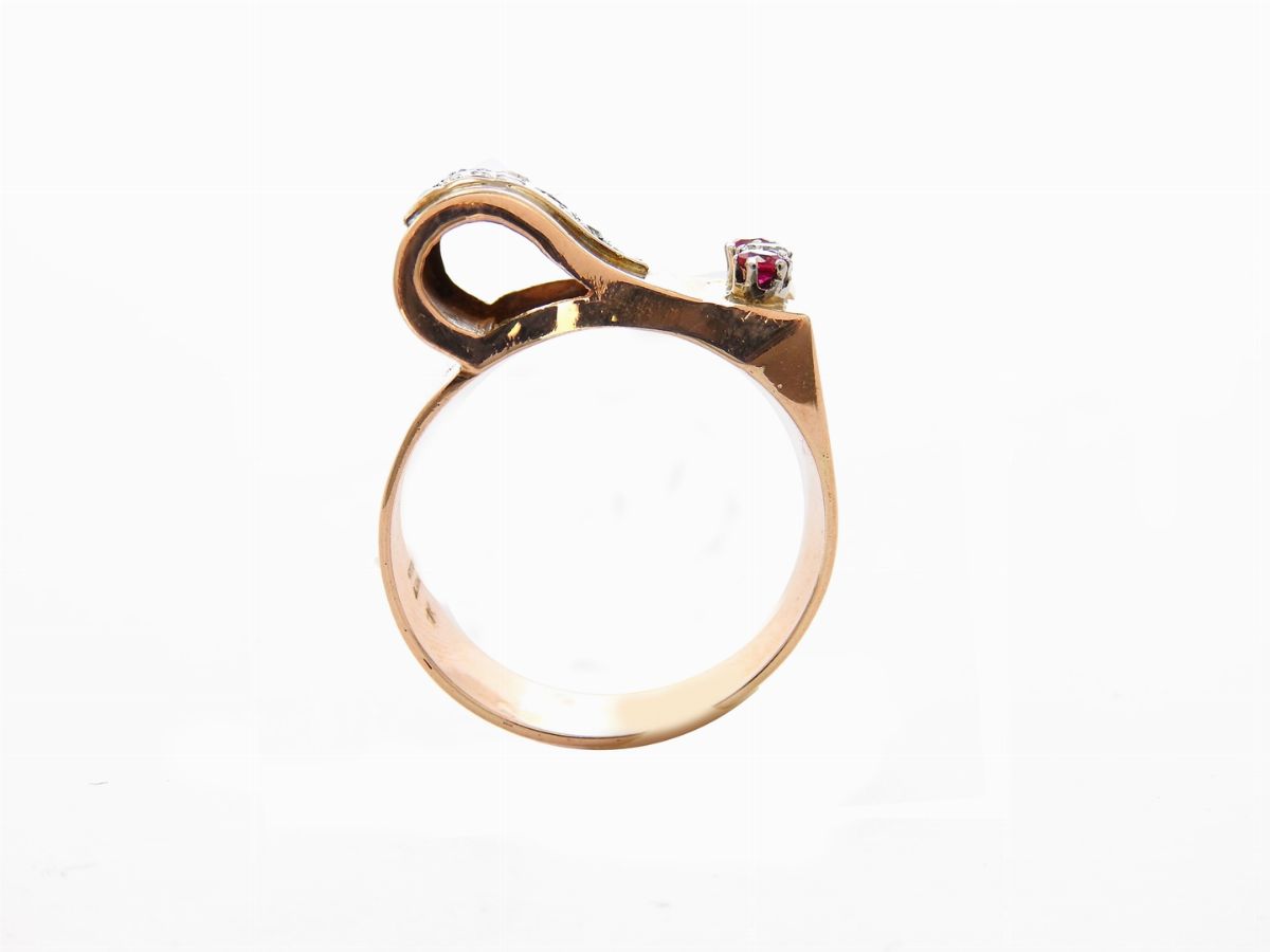 Anello in Oro Rosa e Bianco con Diamanti e Pietre Rosse