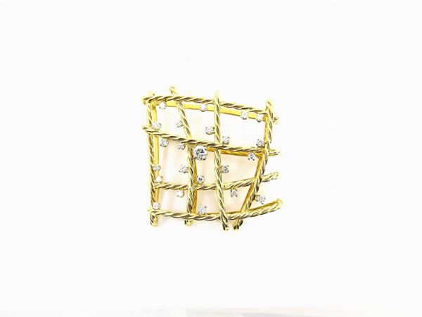 Yellow gold brooch with damonds