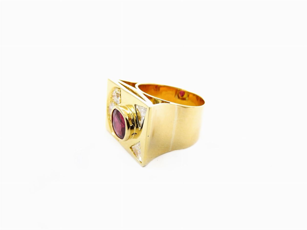 Anello a Piastra in Oro Giallo con Diamanti e Rubino