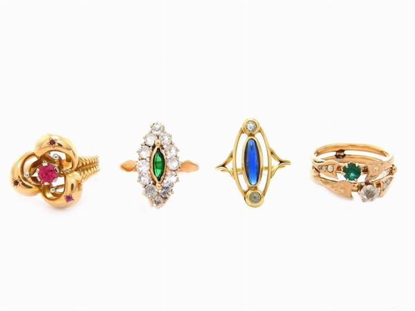 Quattro anelli ed un paio di orecchini in oro varie leghe con pietre artificiali