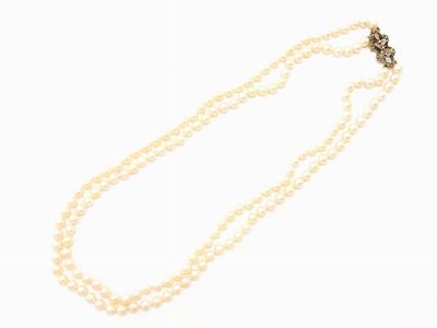 Collana a Due Fili di Perle Coltivate Akoya con Fermezza in Oro Giallo, Argento, Diamanti e Zaffi...