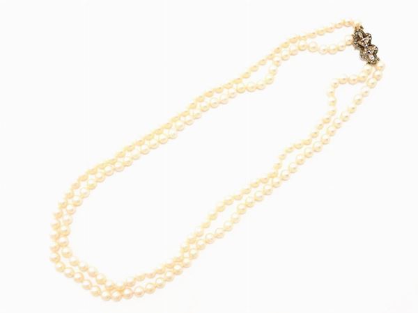 Collana a due fili di perle coltivate Akoya con fermezza in oro giallo, argento, diamanti e zaffiri
