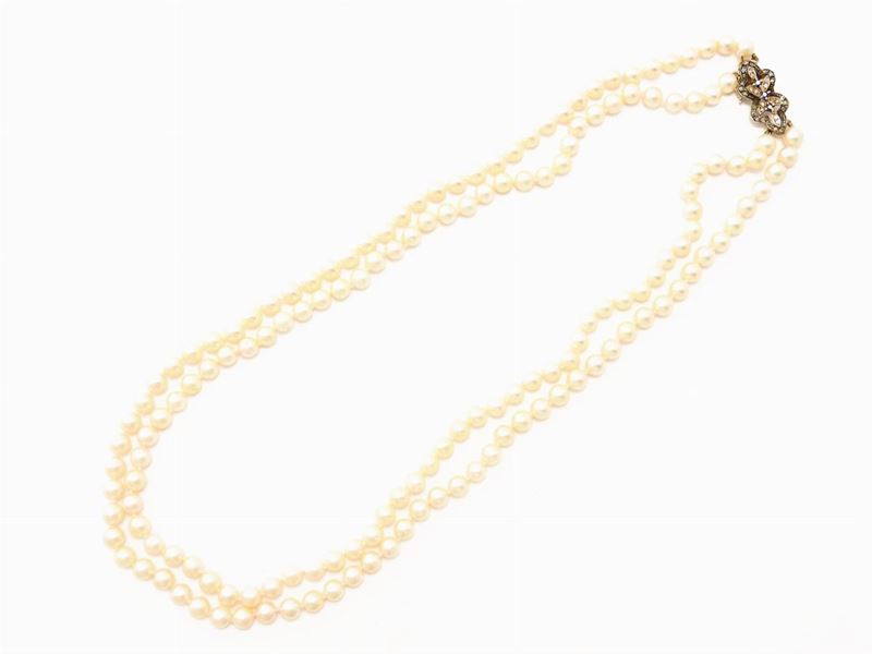 Collana a Due Fili di Perle Coltivate Akoya con Fermezza in Oro Giallo, Argento, Diamanti e Zaffi...