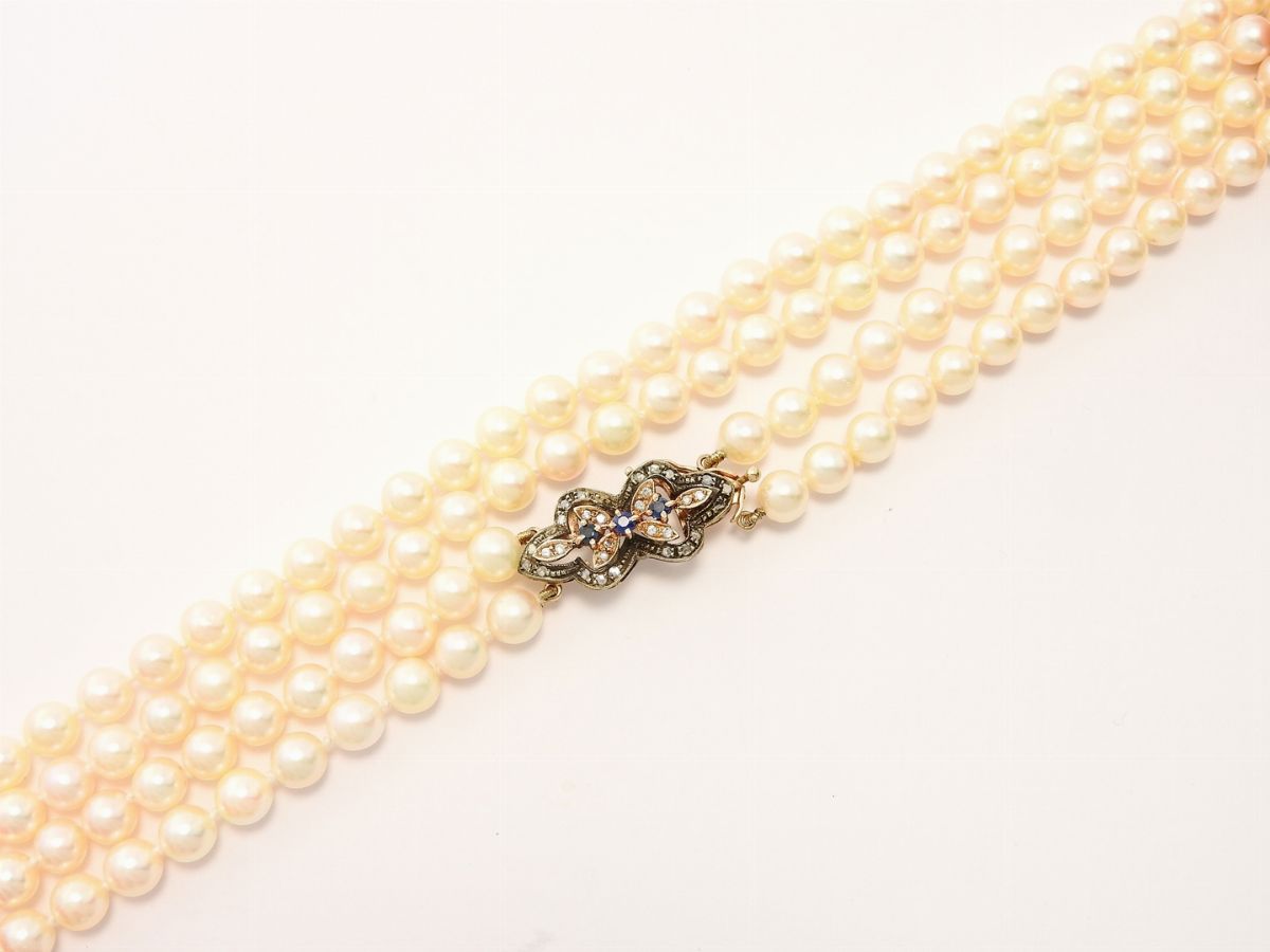 Collana a Due Fili di Perle Coltivate Akoya con Fermezza in Oro Giallo, Argento, Diamanti e Zaffi...