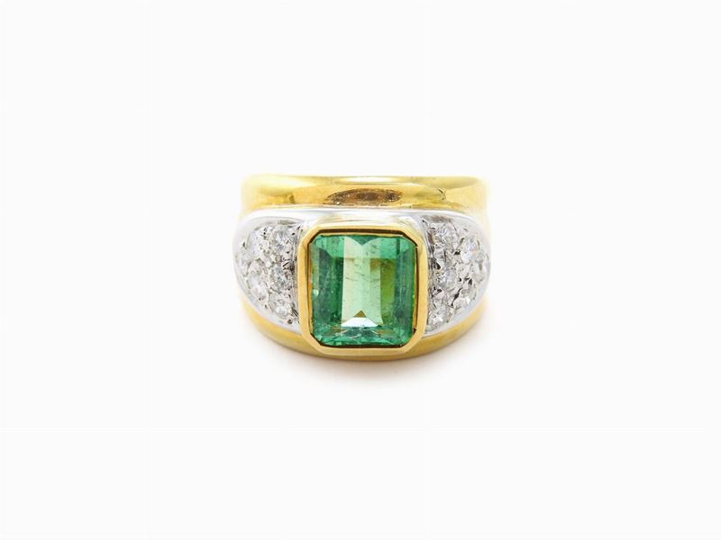 Anello a Fascia in Oro Giallo e Bianco con Diamanti e Smeraldo