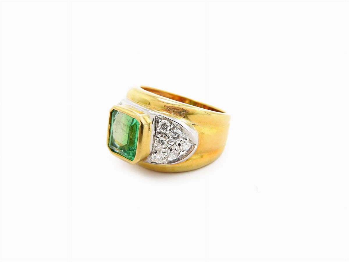 Anello a Fascia in Oro Giallo e Bianco con Diamanti e Smeraldo