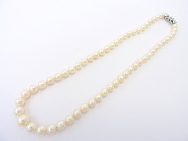 Graduated Akoya cultured pearls necklace with white gold and diamonds clasp