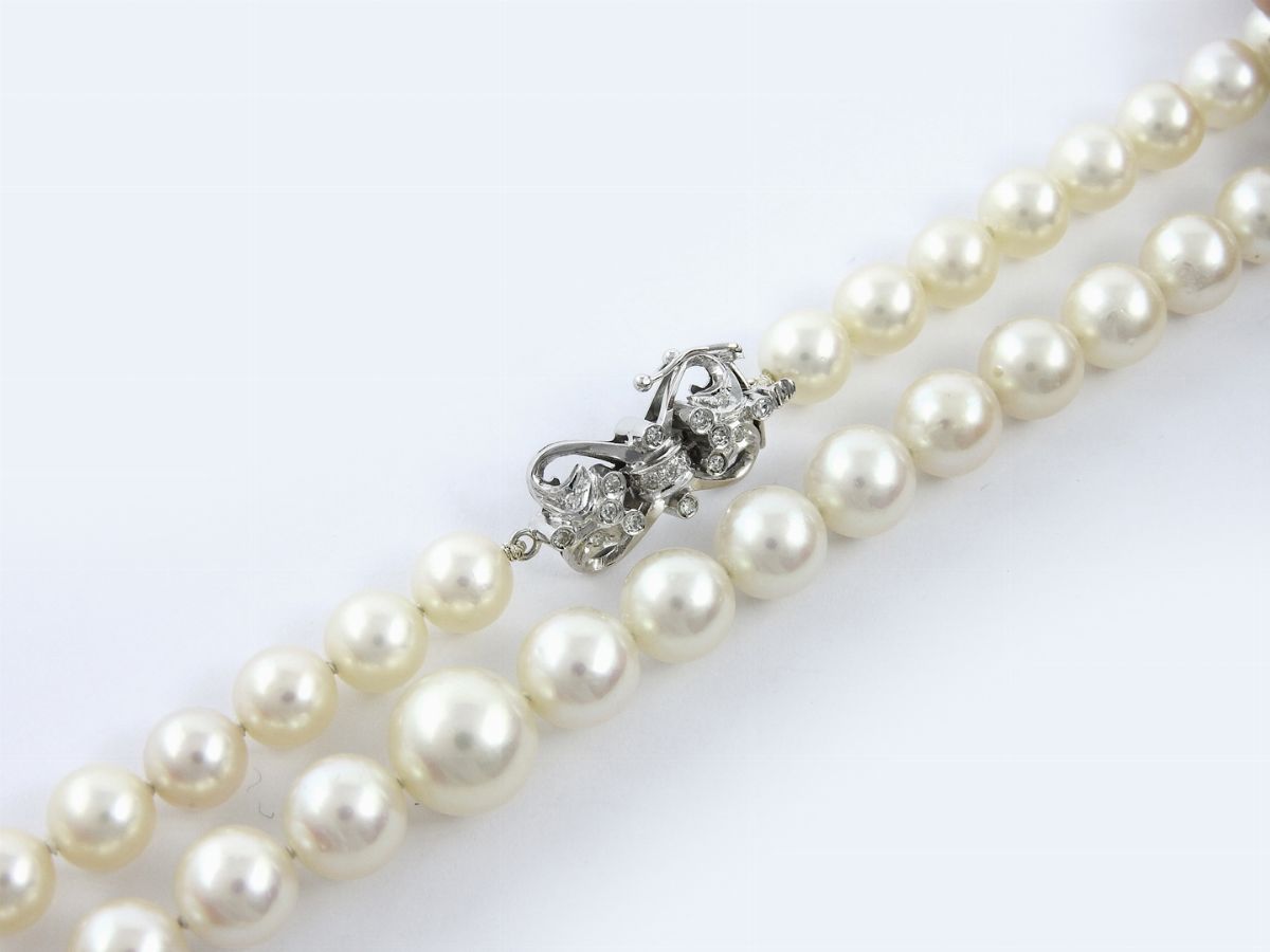 Girocollo Scalare di Perle Coltivate Akoya con Fermezza in Oro Bianco e Diamanti