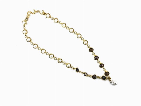 Collana in oro giallo con perle coltivate Akoya e pendente in oro bianco, diamanti e perla